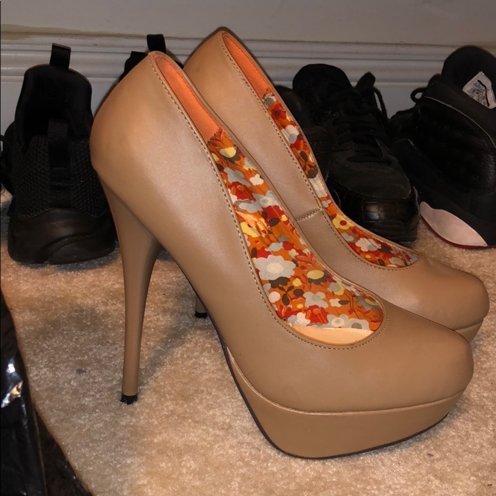 Nude platform pump, size 8.